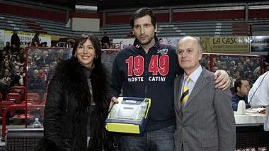 Un momento della cerimonia di consegna del defibrillatore al Palaterme