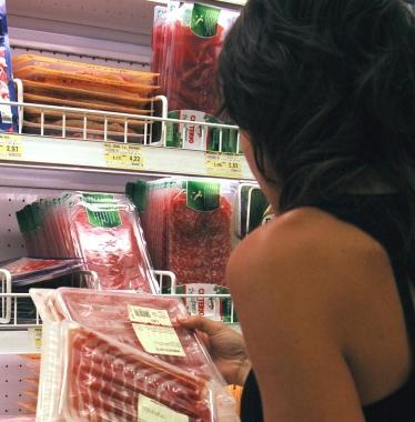 Una donna in un supermercato 