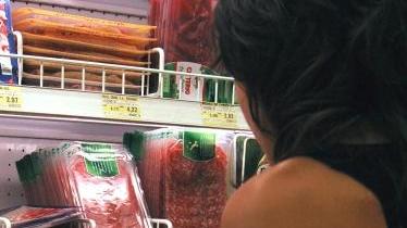 Una donna in un supermercato