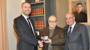 Il prof. Cosimini al centro, tra il presidente e il direttore della Banca