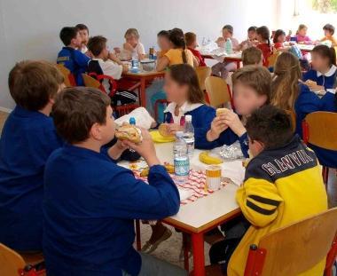Studenti ad una mensa scolastica    