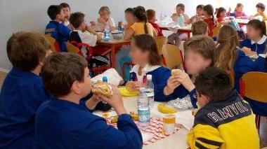 Studenti ad una mensa scolastica