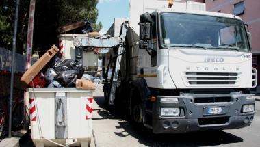 Un camion dellAsm impegnato nella raccolta rifiuti 