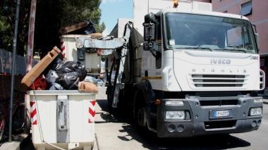 Un camion dell’Asm impegnato nella raccolta rifiuti