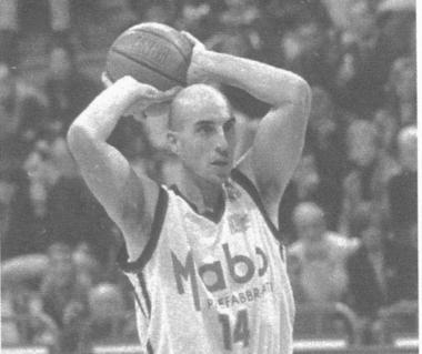 <b>ANNO NERO.</b> Donato Avenia con la in maglia della Mabo e dellItalia. Sotto il titolo Mays, americano con cui Avenia aveva legato in modo particolare. Ora lex Olimpia ha aperto una scuola di basket 
