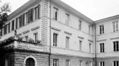 A sinistra cava Fornace: nella campagna elettorale delle primarie del Pd che porteranno alla nomina del candidato a sindaco del centrosinistra la discarica è stata l’argomento principale; a destra Villa Schiff