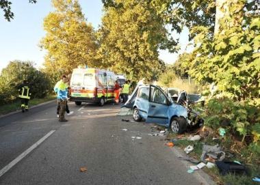 Lincidente in cui persero la vita due bambini e i loro nonni, finiti con lauto contro un platano 