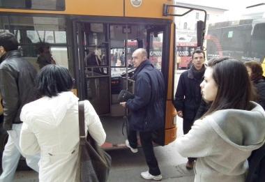 Passeggeri alla fermata di un autobus della Compagnia trasporti