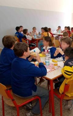 Bambini in un refettorio scolastico