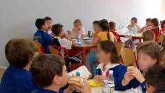 Bambini in un refettorio scolastico