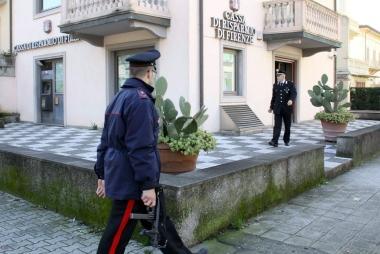 <strong>DUE COLPI IN 10 GIORNI.</strong> I carabinieri di fronte alla cassa di risparmio di Firenze