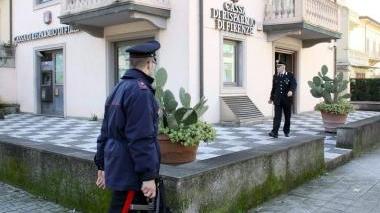 <strong>DUE COLPI IN 10 GIORNI.</strong> I carabinieri di fronte alla cassa di risparmio di Firenze