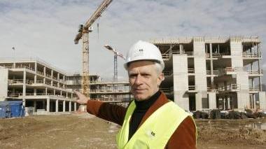 Il direttore dell’Asl Bruno Cravedi davanti allo scheletro del nuovo ospedale