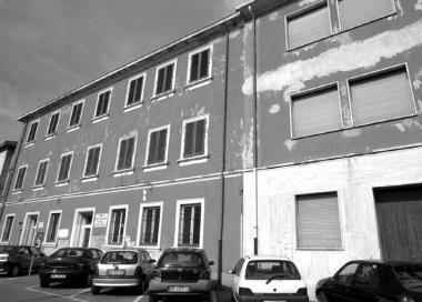 L’assesore Francardi e gli ex licei, dove ha sede la biblioteca comunale