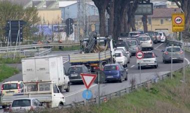 Fila di auto all’ingresso della città