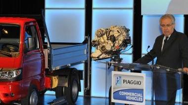 Colaninno durante la presentazione; il Porter con il nuovo motore a Montecarlo; alcune lavorazioni alla Piaggio