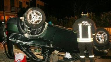 Si ribalta con l'auto: ferito