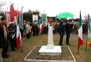 Una cerimonia al cippo di Oberdan Chiesa 