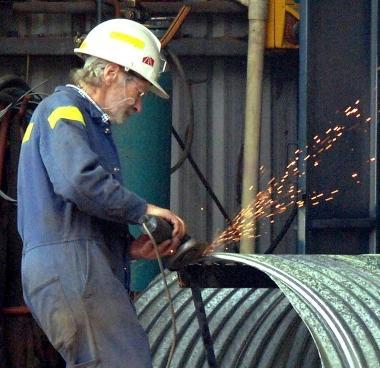 <b>IN OFFICINA.</b> Operaio al lavoro    