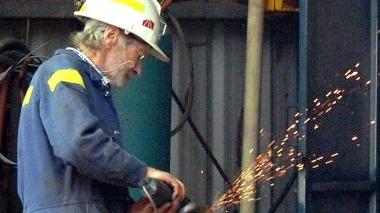 <b>IN OFFICINA.</b> Operaio al lavoro