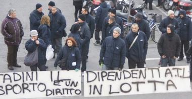Gli autisti di Atl con gli striscioni sotto al Comune e alla Provincia 