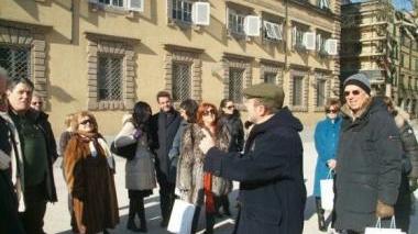 Turisti durante una visita guidata