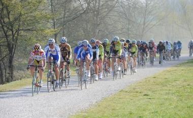 Ciclisti amatoriali impegnati in una corsa 