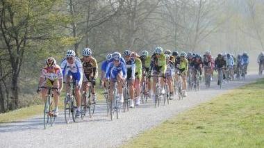 Ciclisti amatoriali impegnati in una corsa