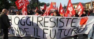 Deve partorire ma c'è il corteo, i vigili la scortano fino all'ospedale