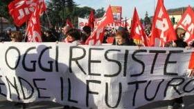 Deve partorire ma c'è il corteo, i vigili la scortano fino all'ospedale