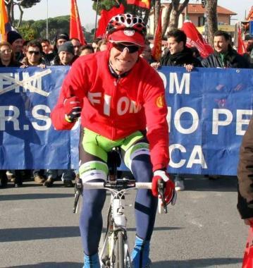 Un ciclista al corteo della Fiom 