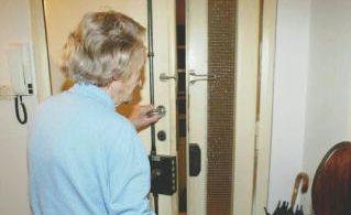 <b>INGANNO.</b> Si fingono carabinieri e rubano 400 euro ad una anziana  