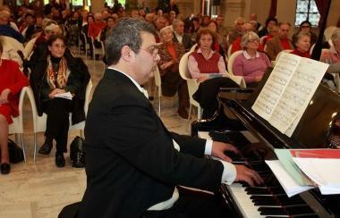Il maestro Giuseppe Tavanti durante un concerto allExcelsior 