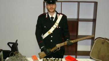 Le armi e le trappole trovate dai carabinieri