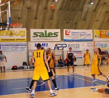 Una fase di una partita del Basket Golfo Piombino 