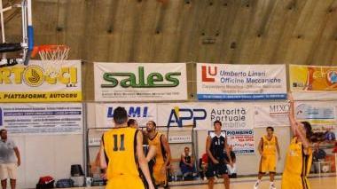 Una fase di una partita del Basket Golfo Piombino