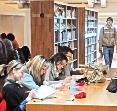 Studenti nella biblioteca San Giorgio 