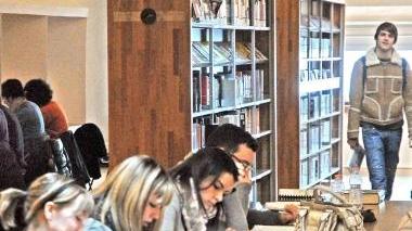 Studenti nella biblioteca San Giorgio