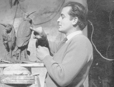 <b>LARTISTA</b> Vicinio Modesti mentre modella una scultura       