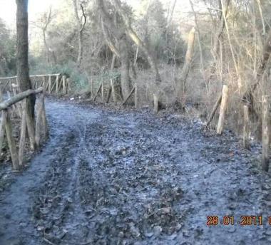 Pista ciclabile pericolosa e percorso sport distrutto
