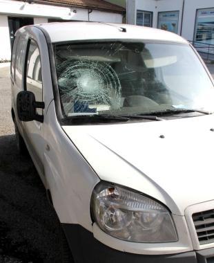 Lauto dopo lo scontro con il ciclista in via dei Lecci a Viareggio           