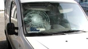 L’auto dopo lo scontro con il ciclista in via dei Lecci a Viareggio