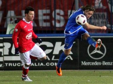 Il mediano azzurro Davide Moro prova il lancio col sinistro nonostante il pressing di un giocatore avversario 