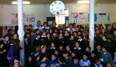Foto di gruppo alla scuola Santa Gonda fra alunni e giocatori del Prato       