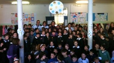 Foto di gruppo alla scuola Santa Gonda fra alunni e giocatori del Prato