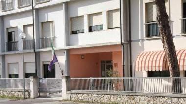 Bambini che salgono su uno scuolabus e la scuola elementare della Migliarina al centro ieri di disagi e proteste