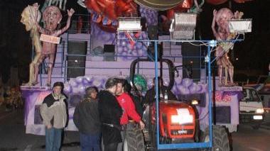 Un trattore che traina i carri un elemento ormai tradizionale del corso