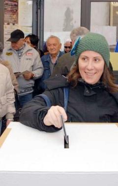 Elettori votano alle primarie 