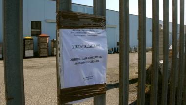 I sigilli apposti dai carabinieri ai cancelli della Mattonella Snc 