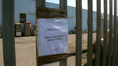 I sigilli apposti dai carabinieri ai cancelli della Mattonella Snc